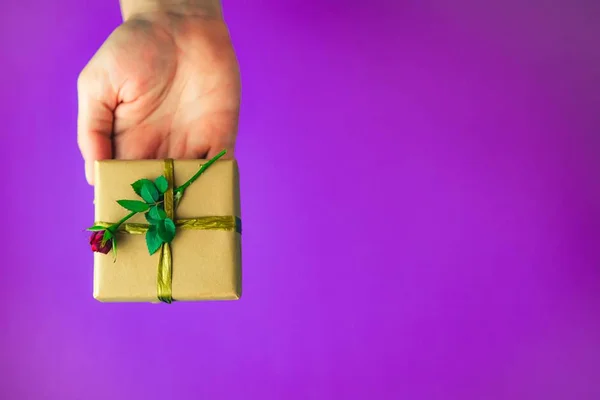 Caja de regalo de mano masculina . — Foto de Stock