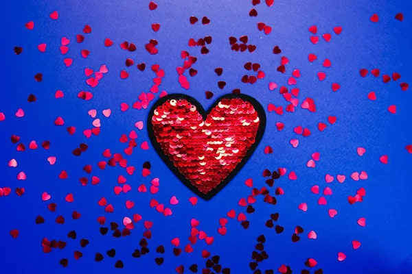 Coeur de paillettes sur fond bleu . — Photo