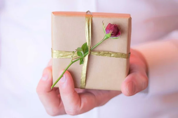 Caja de regalo de mano masculina . — Foto de Stock