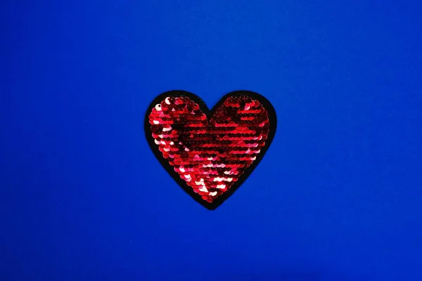 Coeur de paillettes sur fond bleu . — Photo