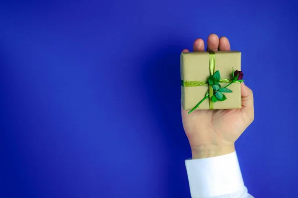 Caja de regalo de mano masculina . — Foto de Stock