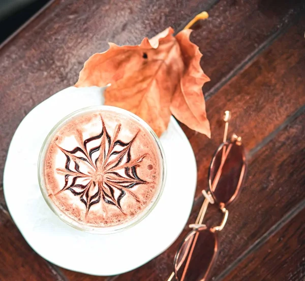 Чашка гарячого шоколаду з вершковим молоком — стокове фото