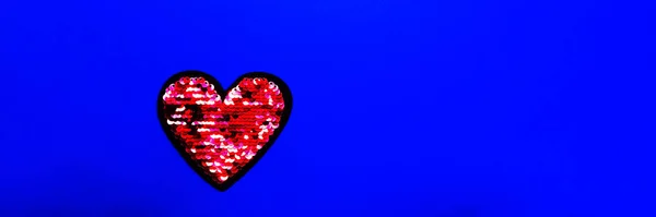 Coração de lantejoulas em fundo azul . — Fotografia de Stock