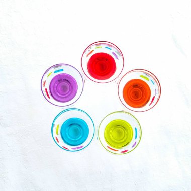 Beyaz arka planda renkli içki bardakları