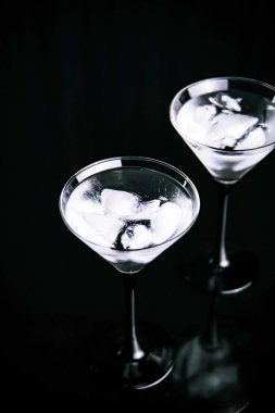 Siyah arka planda martini bardağı.
