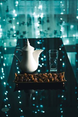 Meyvelerle dolu güzel bir kasedir..