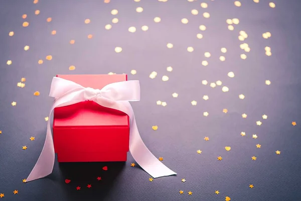 Caja de regalo roja con cinta blanca — Foto de Stock