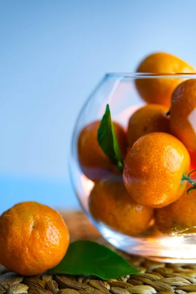 Orange tangerines in a glass bowl. — Stock Photo, Image