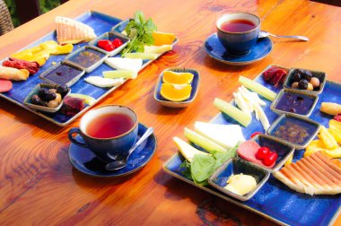Geleneksel Türk veya Akdeniz kahvaltısı.