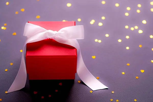 Caja de regalo roja con cinta blanca — Foto de Stock