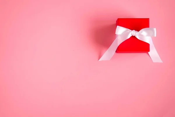 Caja de regalo roja con cinta blanca — Foto de Stock