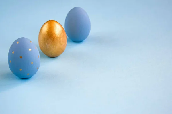 Złoto i jasnoniebieskie jaja — Zdjęcie stockowe