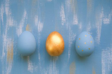 Altın ve açık mavi yumurtalar