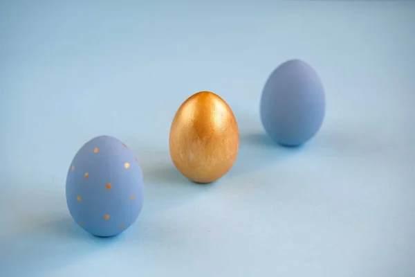 Złoto i jasnoniebieskie jaja — Zdjęcie stockowe