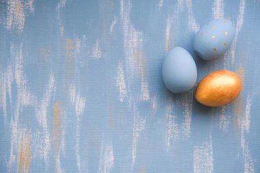 Altın ve açık mavi yumurtalar