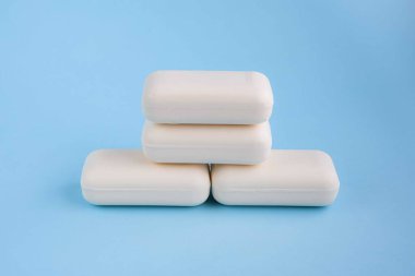 Mavi üzerine beyaz sabun