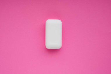 Pembe üzerine beyaz sabun
