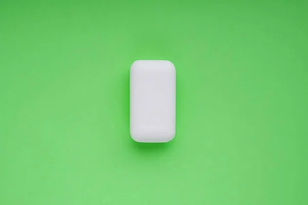 Białe mydło na zielono — Zdjęcie stockowe