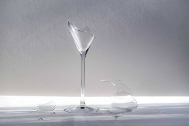 Kırık şampanya kadehi