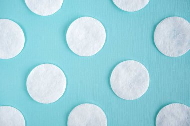 Pembe arka planda pamuk pedler