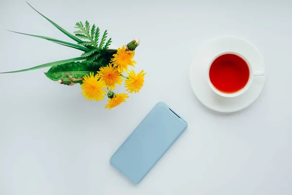 Morning tea with smartphone. — Stock Photo, Image