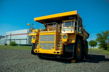 Bir çöp kamyonu atölye arka planda Park. Sürüş sınavı.