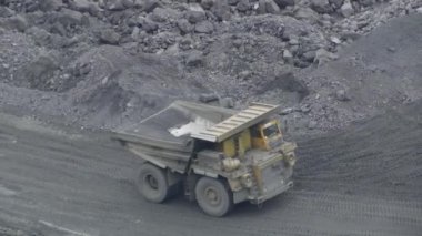 damperli kamyon taş ocağı cevher taşıma.