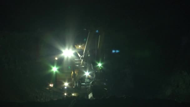 ショベル夜の鉄鉱石を採石場の抽出します — ストック動画