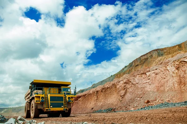 Dump Truck Transports Iron Ore Colorful Quarry — Stock Photo, Image