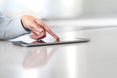 perde tablet dokunmadan el