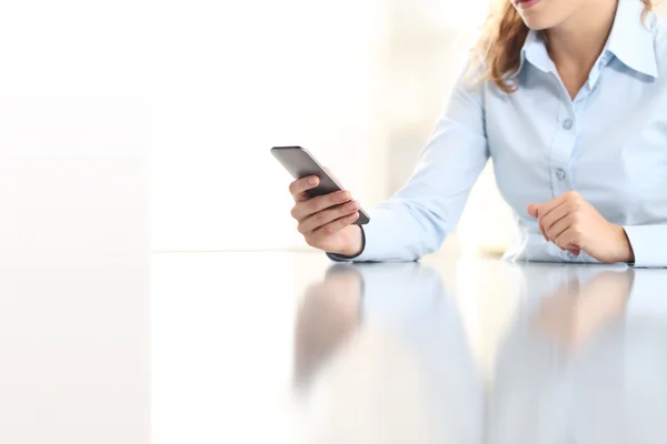 Hands with cell phone — Stock Photo, Image