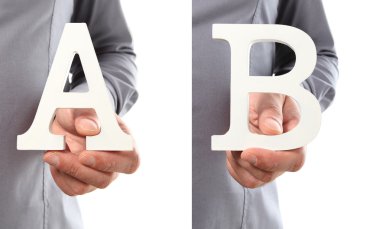 Bir beyaz b izole alfabesinden mektup A ve B holding eller