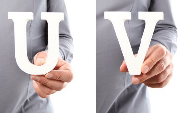 Mektup bir beyaz b izole alfabesinden u ve V holding eller