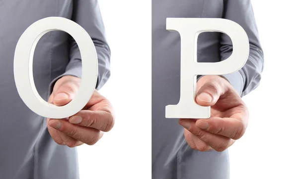 Händer som håller bokstaven O och P från alfabetet isolerad på en vit b — Stockfoto