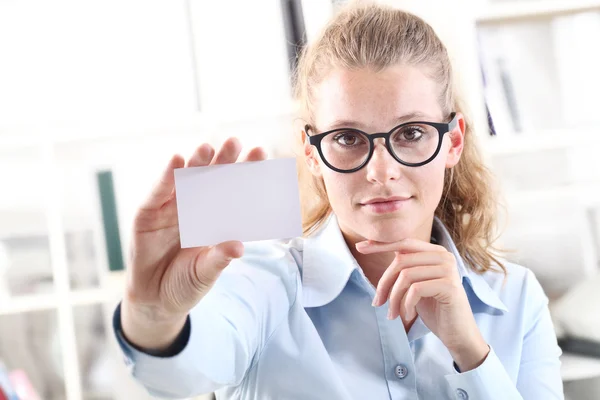 Hand hält leere Visitenkarte — Stockfoto