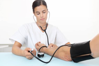 Doktor hasta tansiyon ölçme