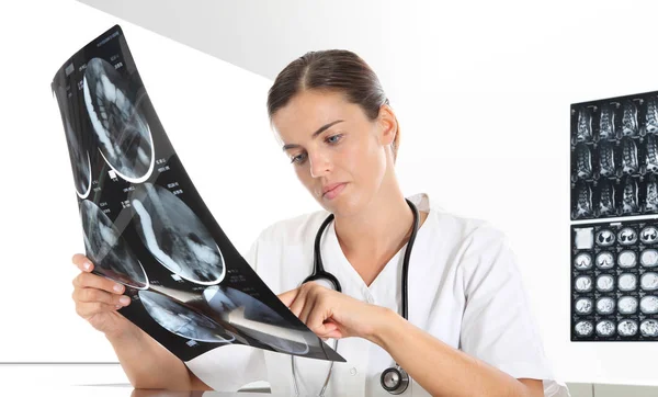 Женщина-рентгенолог проверяет рентген, здравоохранение, медицину и радиоло — стоковое фото