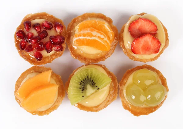 Tartaletas de pastelería con fruta fresca aislada sobre fondo blanco —  Fotos de Stock
