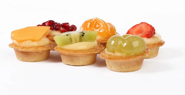 Tartaletas de pastelería con fruta fresca aislada sobre fondo blanco —  Fotos de Stock