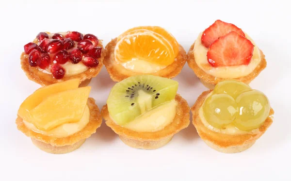 Tartaletas de pastelería con fruta fresca aislada sobre fondo blanco —  Fotos de Stock