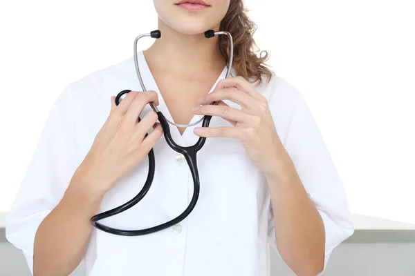 Kadın doktor stetoskop koyar — Stok fotoğraf