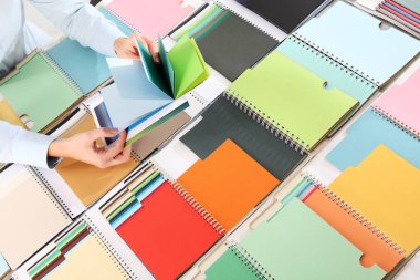 bir renk örnekleyici seçme eller