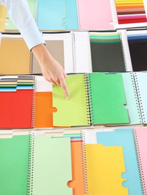 bir renk örnekleyici seçme eller