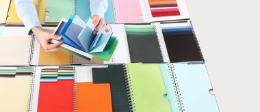 bir renk örnekleyici seçme eller