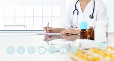 Doktor reçete ilaçlar tıbbi ofis d yazıyor