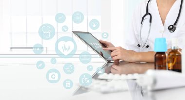 Doktor tıbbi Ofis Masası ve ICO uyuşturucu ile tablet kullanma