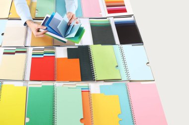 bir renk örnekleyici seçme eller