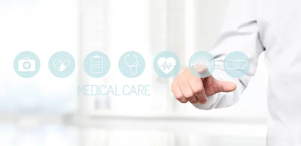 Arzthand berührt medizinische Ikonen auf virtuellem Bildschirm — Stockfoto