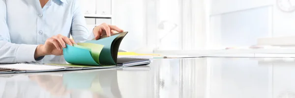 Manos eligiendo un color del sampler en el escritorio de la oficina — Foto de Stock