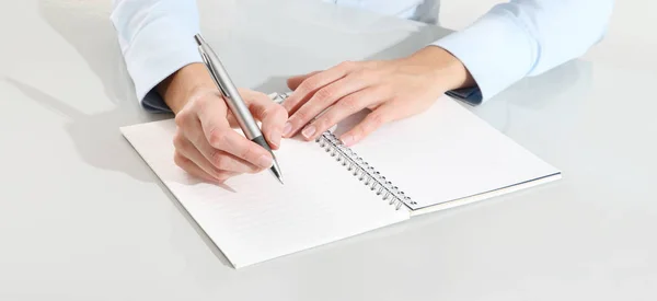 Γυναικεία χέρια με στυλό γραφή στο σημειωματάριο — Φωτογραφία Αρχείου